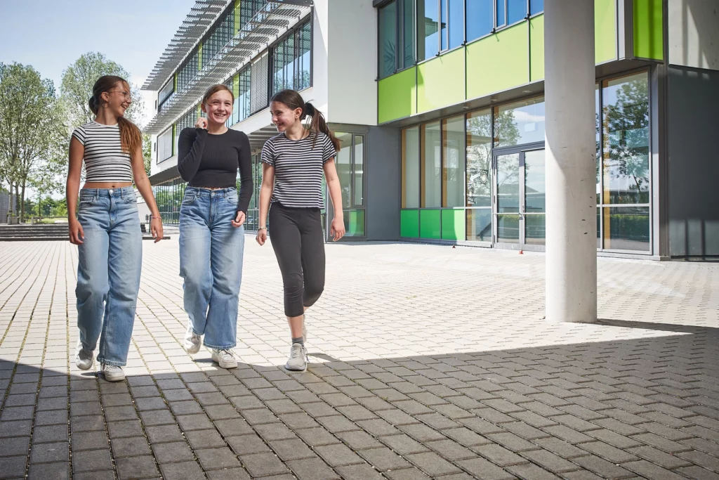 Schülerinnen auf dem Schulhof